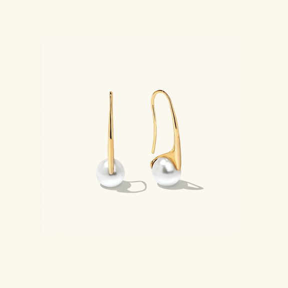 Drip Pearl Earrings Gold i gruppen Shop / Örhängen hos ANI (ANI-0523-011)