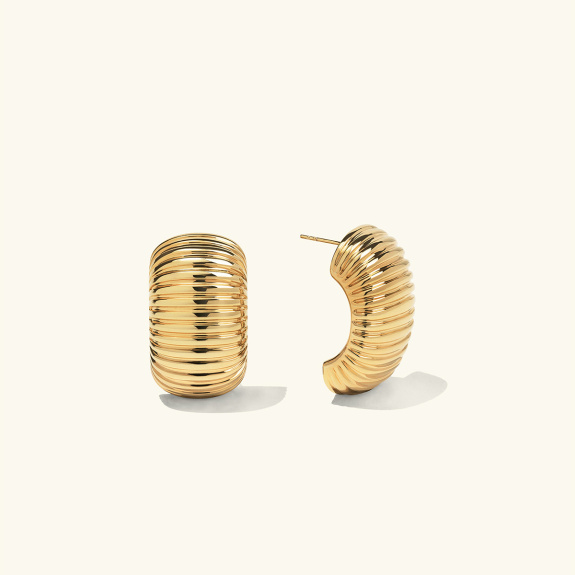 Beetle Earrings Gold i gruppen Shop / Örhängen hos ANI (ANI-0823-125)